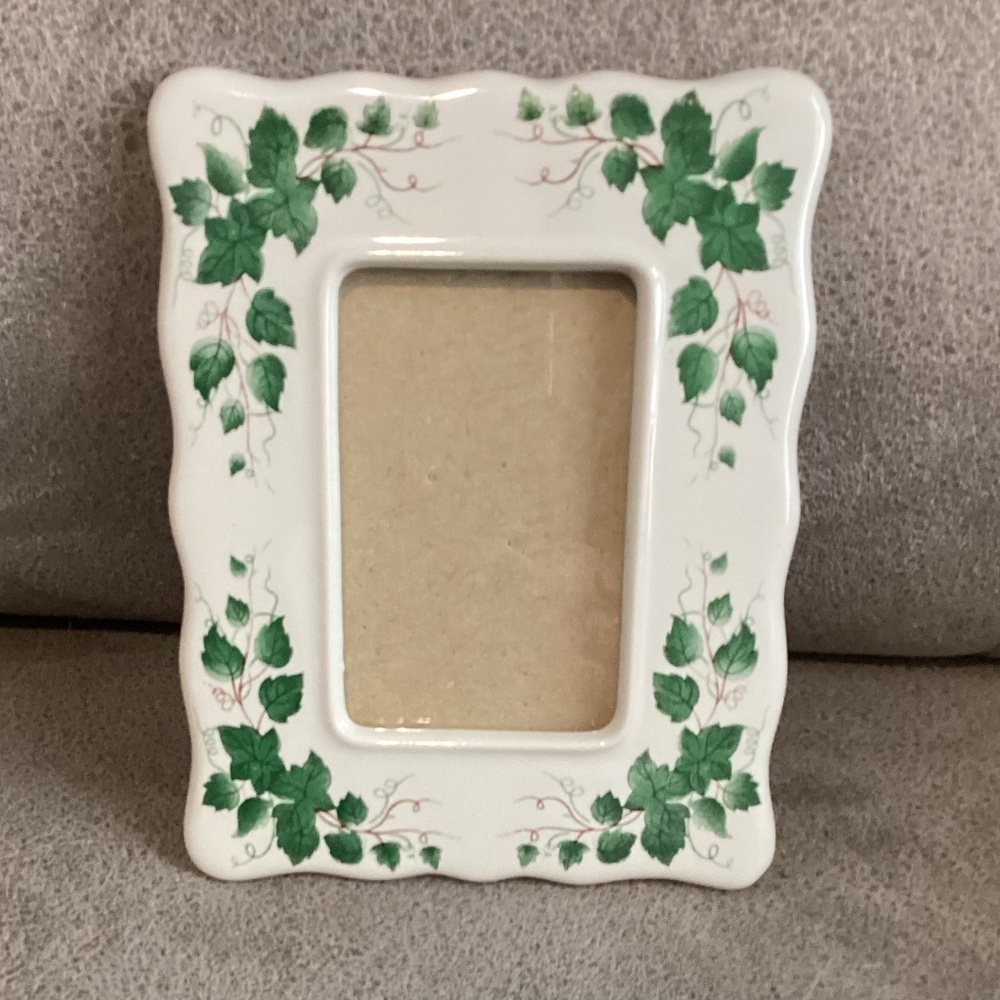 Irish Ivy standing ceramic frame like new
